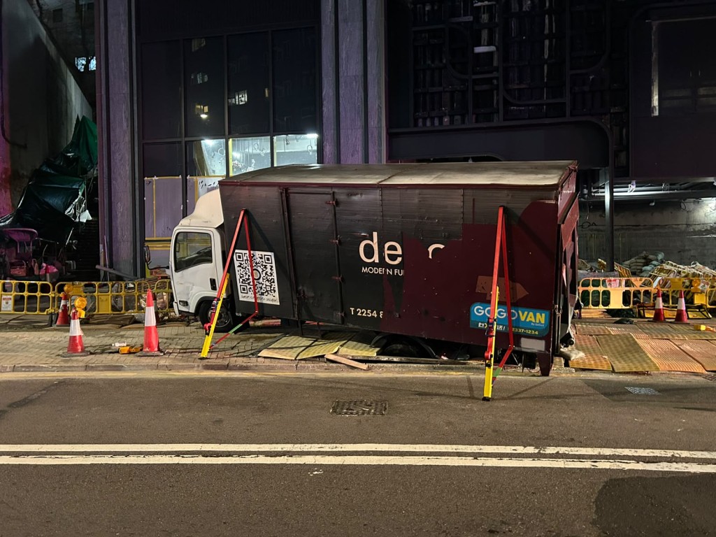貨車向左邊傾側。