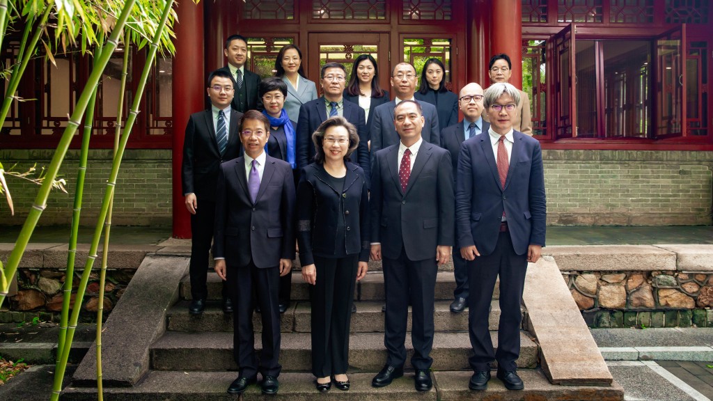 楊何蓓茵(前排左二)和公務員事務局常任秘書長梁卓文(前排左一)與北大校長龔旗煌院士(前排右二)、副校長王博(前排右一)、大學領導和公務員事務局代表合照。