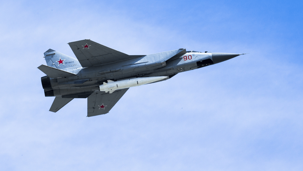 俄羅斯米格-31戰鬥機掛載「匕首」超高音速導彈。AP資料圖