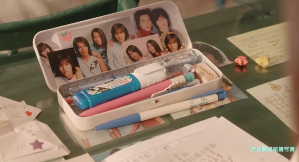 畫面中女粉絲鉛筆盒上的F4照片，只見言承旭、吳建豪、周渝民照片，朱孝天照片全被删走。