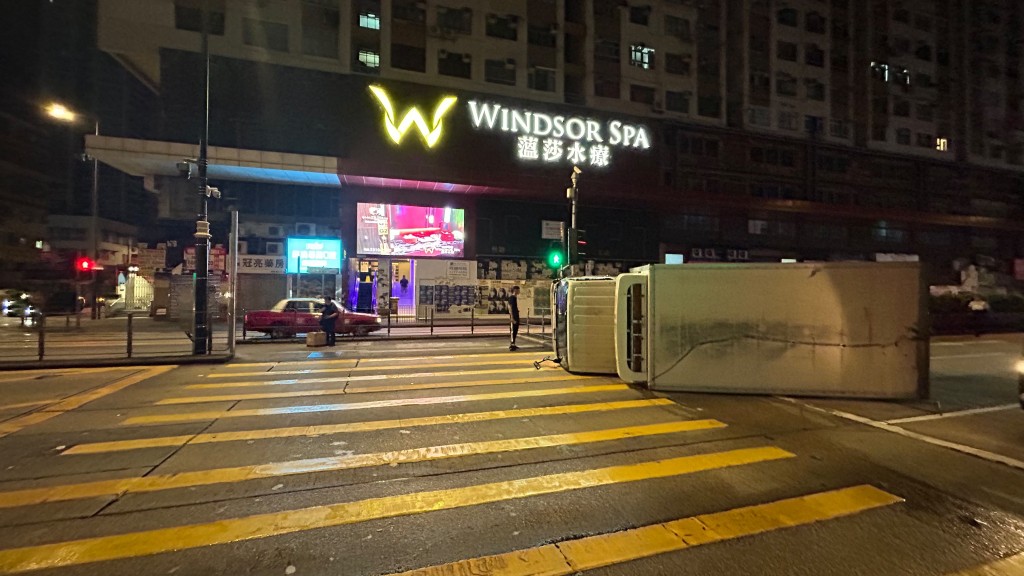 貨車懷疑行駛至涉事路口時見到交通燈轉紅,於是緊急煞車,貨車其後失控撞欄翻側。蔡楚輝攝 貨車懷疑行駛至涉事路口時見到交通燈轉紅,於是緊急煞車,貨車其後失控撞欄翻側。蔡楚輝攝