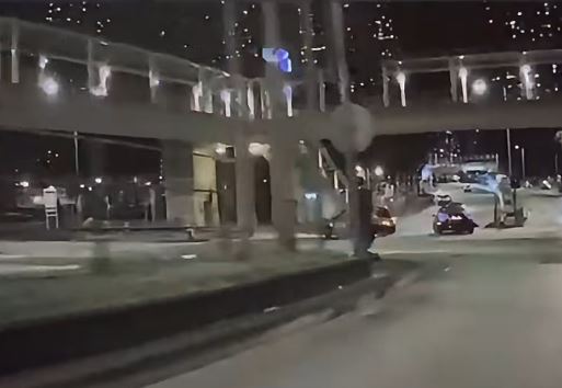 私家車（右）撞至掉頭。網上影片截圖