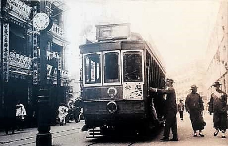 第一代電車在德輔道中停靠。