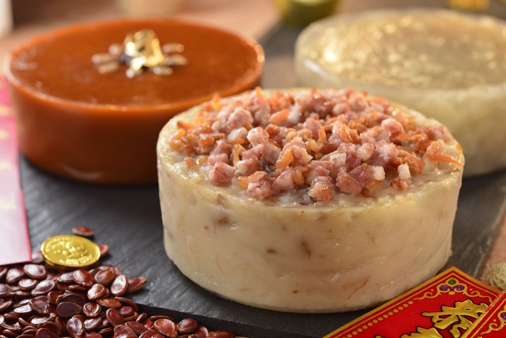  瑶柱萝卜糕（前），金箔椰汁年糕（后左），清香马蹄糕（后右）（售价$198，马哥孛罗香港酒店及港威酒店）