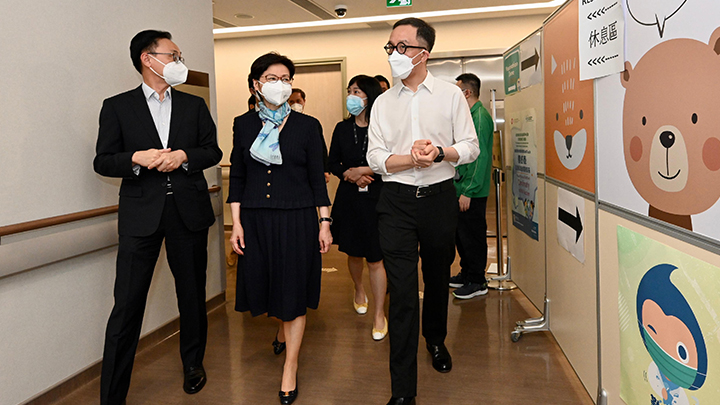 行政長官林鄭月娥今日到訪香港大學駐港怡醫院兒童社區疫苗接種中心。政府新聞處圖片