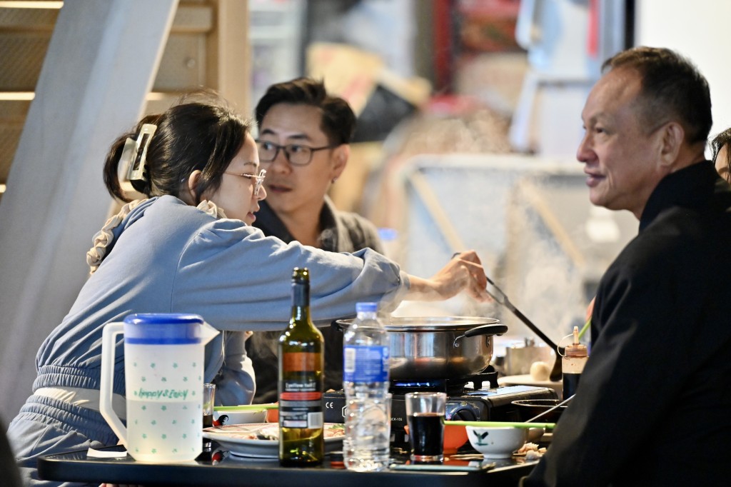 天文台發出今年首個寒冷天氣警告，今晚氣溫顯著下降，不少市民會打邊爐「暖身」。