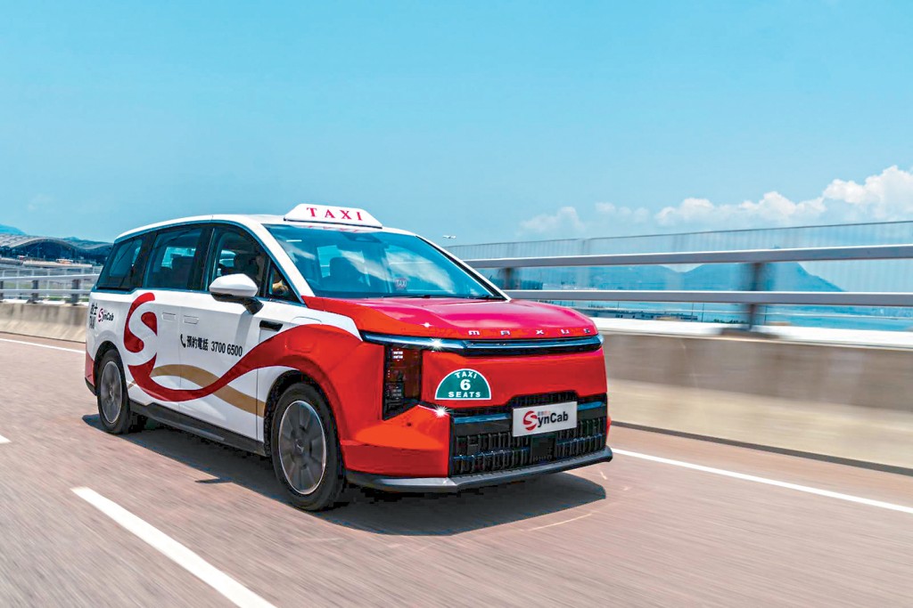 5支的士车队分别采用粉红色、橙色、黑色乃至红黄渐变色等多种车身颜色，有别于现时市区「红的」、新界「绿的」及大屿山「蓝的」传统造型，坊间有声音担心会掀起行程争拗及增加「上错车」机会。