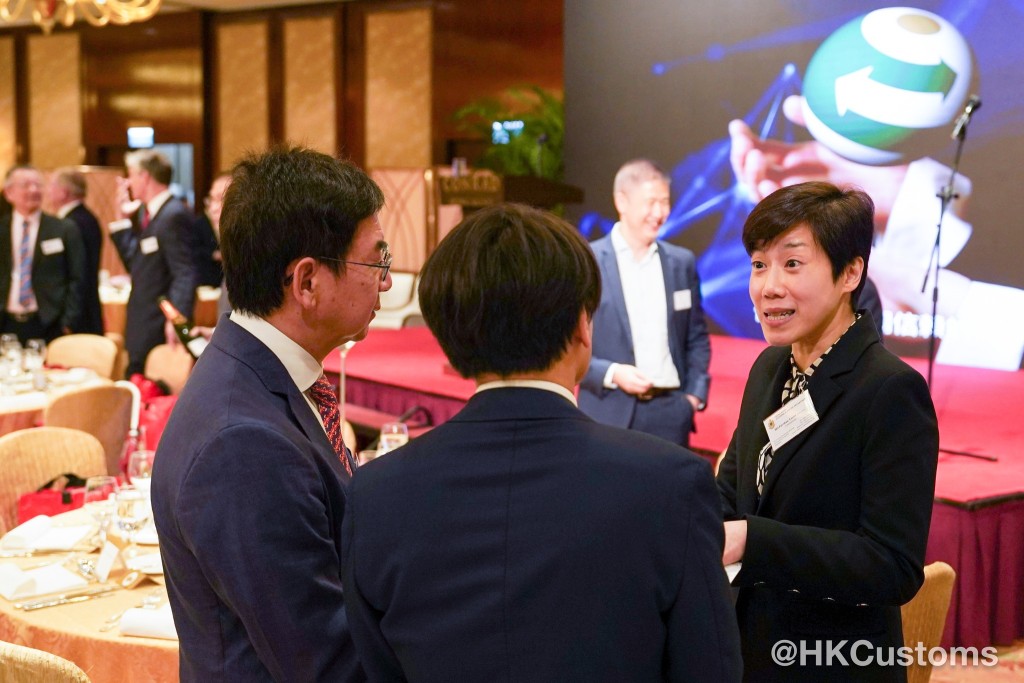 海關關長何珮珊（右一）今日（11日）出席由InterCham舉辦的年度商界午宴，與來自超過30個國家的400位商界代表進行交流。香港海關fb