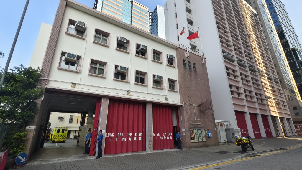 警員於北角消防局對開東區走廊橋底調查案件。