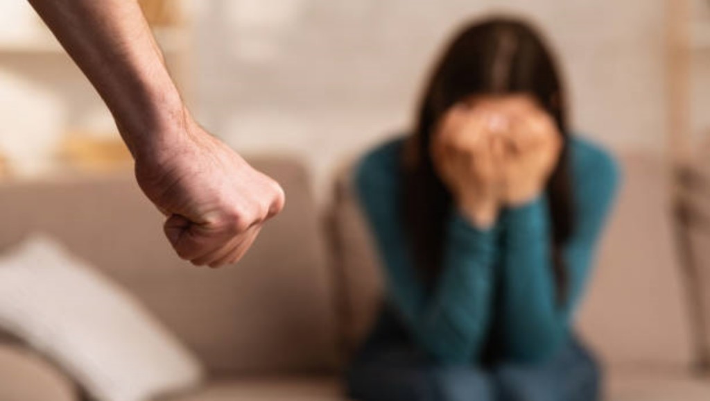 躁家公因一時氣憤竟踢爆媳婦脾臟。istock