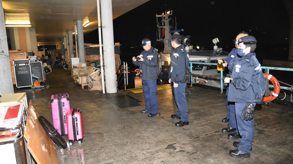 警員到場調查，並協助打撈個人物品。