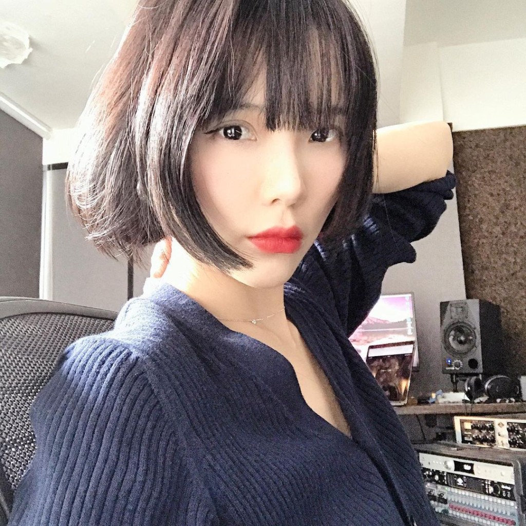 鄭中基慘情歌作品深入民心，《暖男爸爸》其中一首插曲就是由方皓玟翻唱的《我代你哭》。