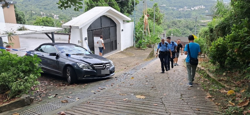 警员在场调查事件。