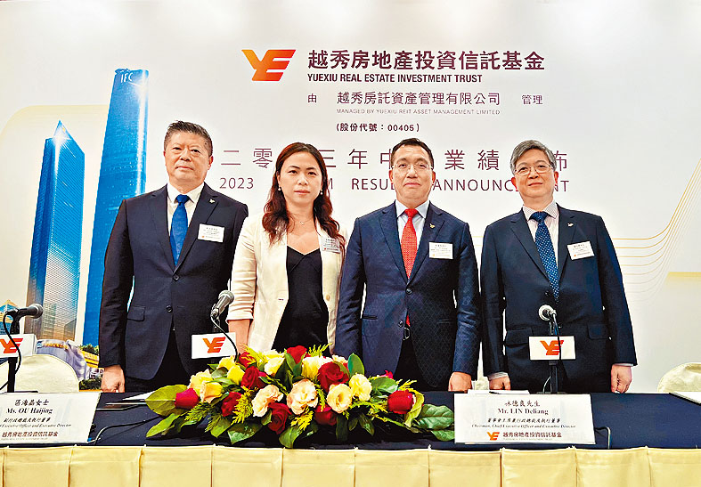 林德良(右二)表示,集團物業上半年出租率及續租率均有穩定表現。