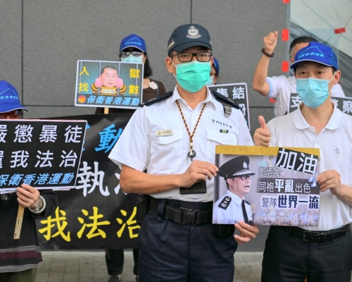 「保衛香港運動」成員在警察總部外聚集。