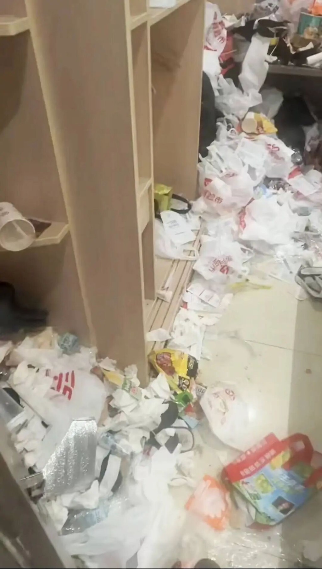 房間堆滿各類生活垃圾。《新民晚報》 房間堆滿各類生活垃圾。《新民晚報》