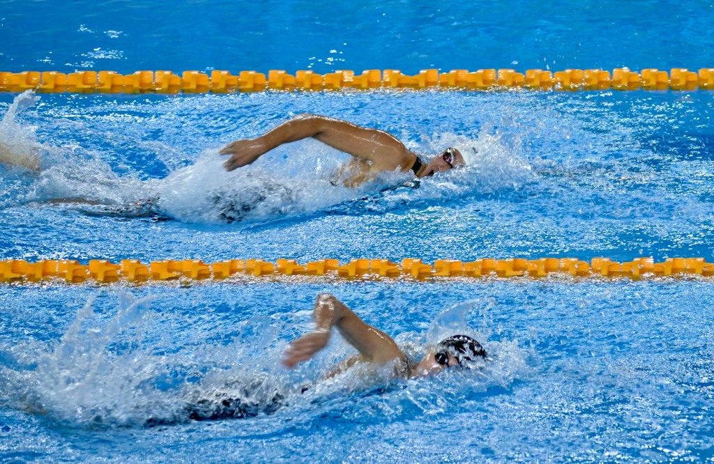 郑莉梅(上)周日参加了女子100米自由泳决赛，以55秒94得亚军(左)。 苏正谦摄