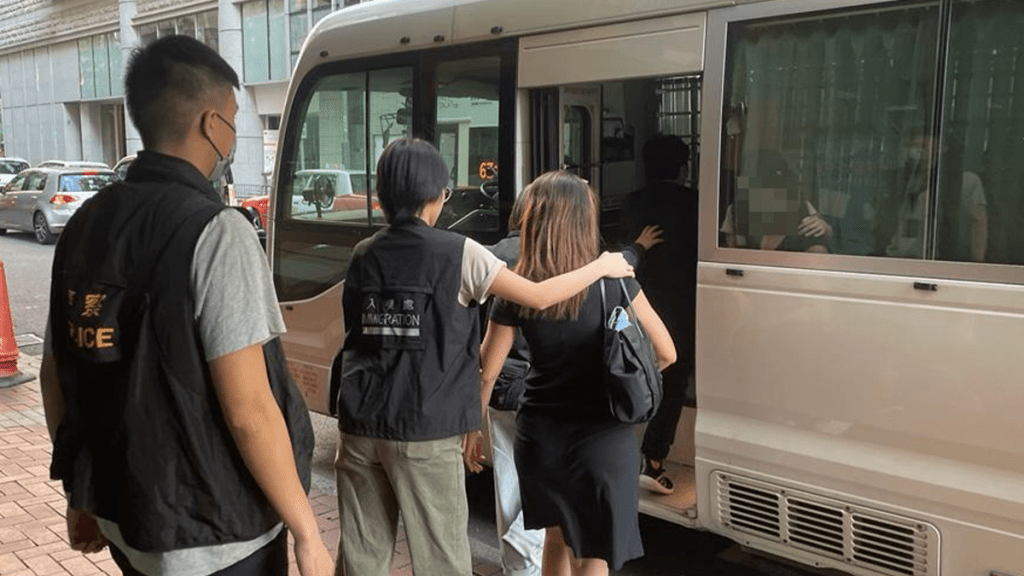 行動中,人員在區內拘捕4名外籍女子。警方提供
