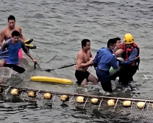 消防及救生员救起遇溺老翁。