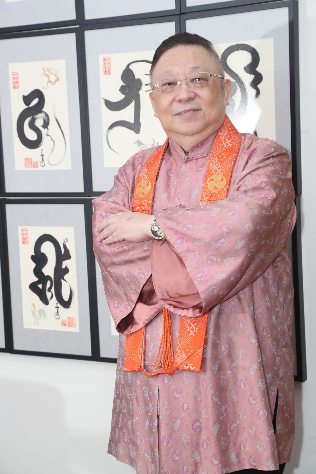 李居明撓手，好架勢。