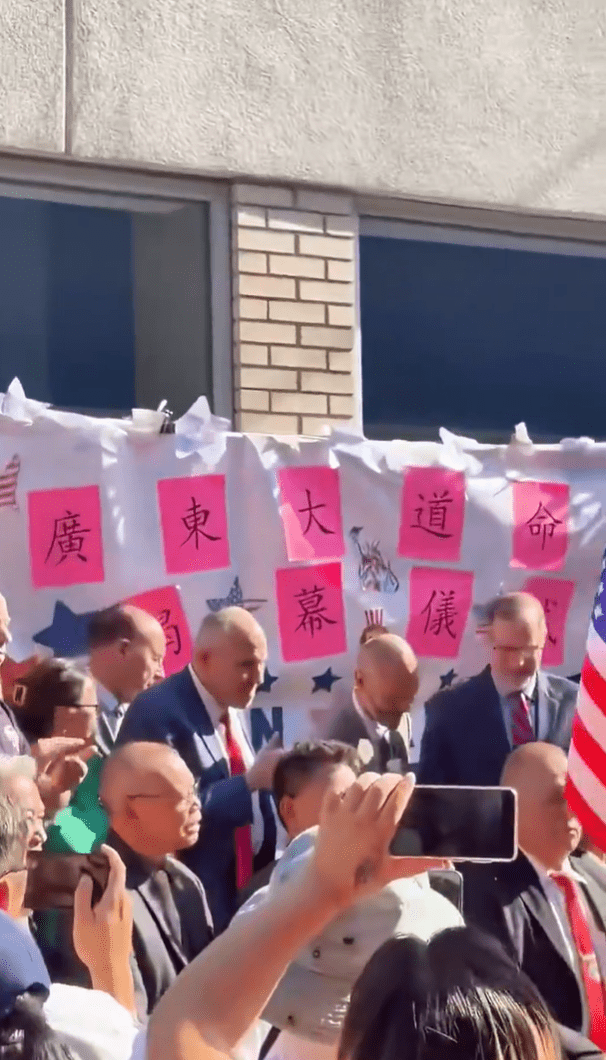 紐約布魯克林「廣東大道」揭幕,紀念華工犧牲與粵語移民貢獻。X 紐約布魯克林「廣東大道」揭幕,紀念華工犧牲與粵語移民貢獻。X