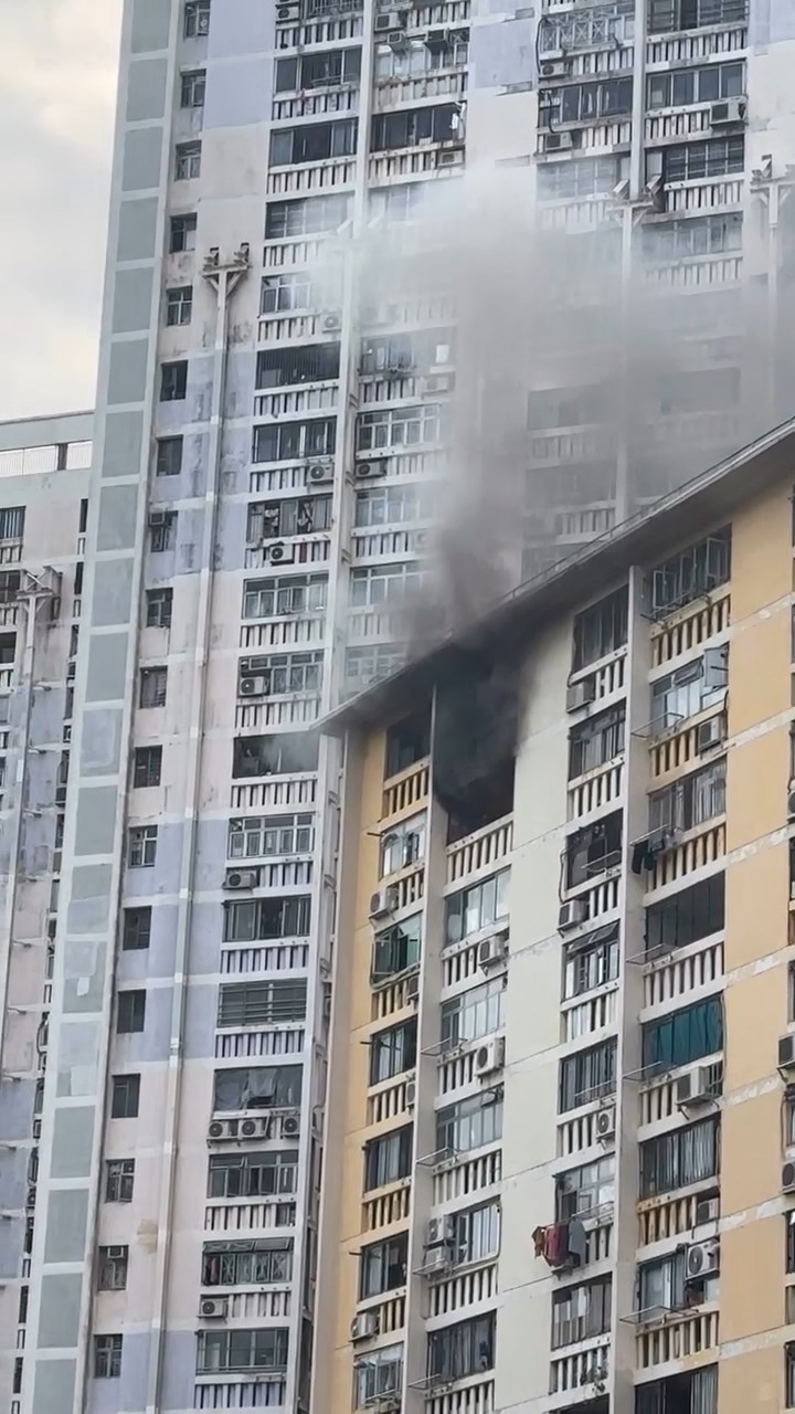华富邨华安楼一高层单位有大量浓烟涌出,升上半空。网上片段截图 华富邨华安楼一高层单位有大量浓烟涌出,升上半空。网上片段截图