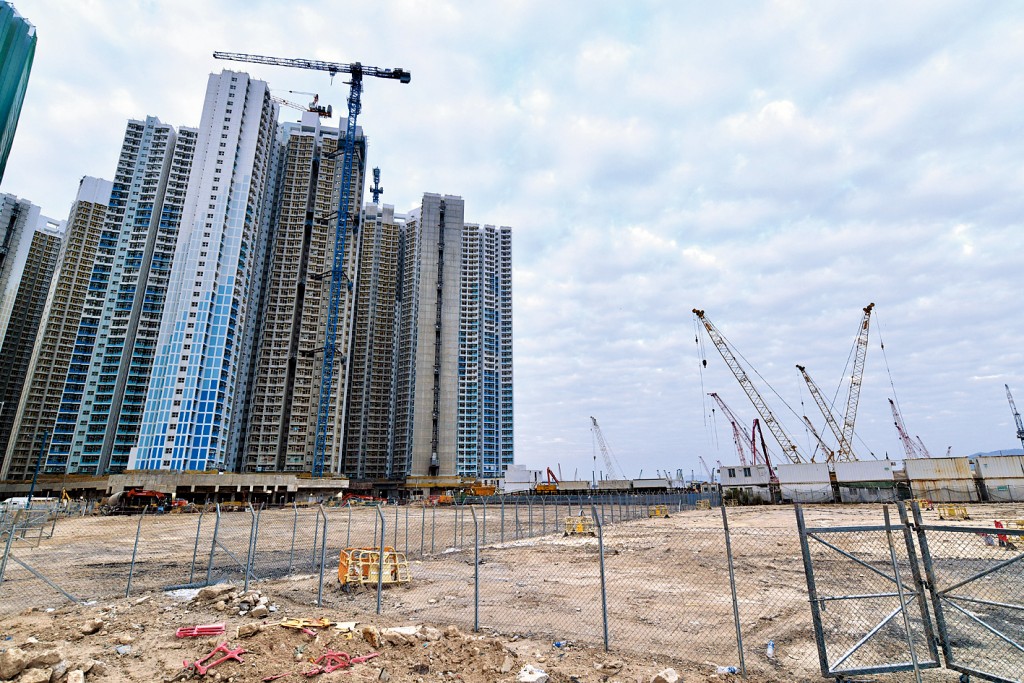 政府賣地收入連年下跌,地產界建議多管齊下提高投地意欲。