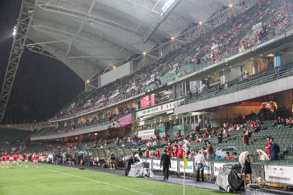 曼联友赛港队于雨中进行。何家豪摄
