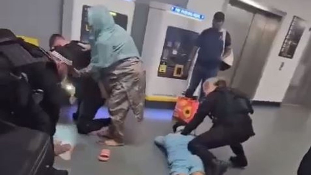 警員暴力執法影片似乎在機場地面的幾部電梯外發生。X圖片