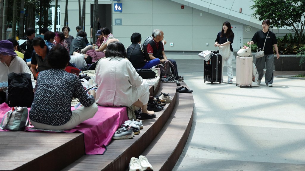 长者“进驻”仁川国际机场避暑。 路透社