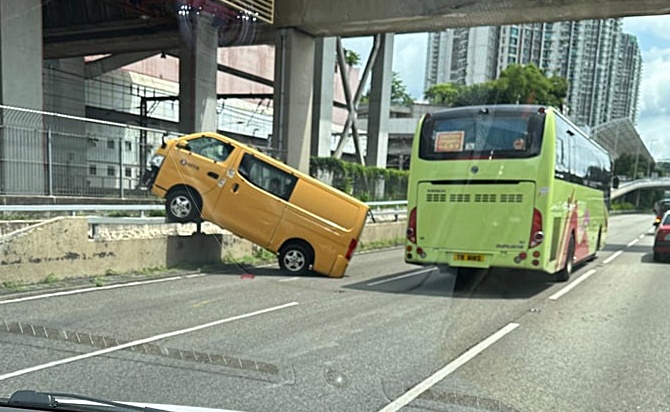 客貨車騎上欄上。fb：香港交通消息