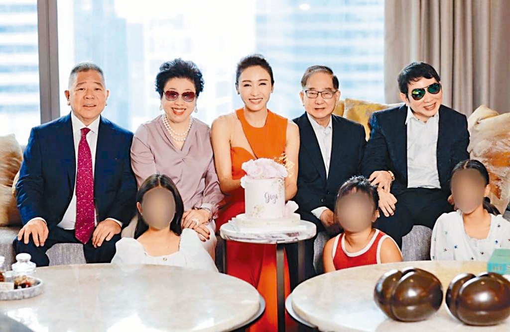 ■父母、弟弟、老公和女兒們齊集為黎姿慶祝生日。