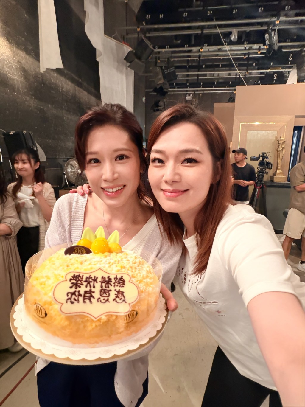 林凱恩生日獲很多同事為她慶生。 林凱恩生日獲很多同事為她慶生。