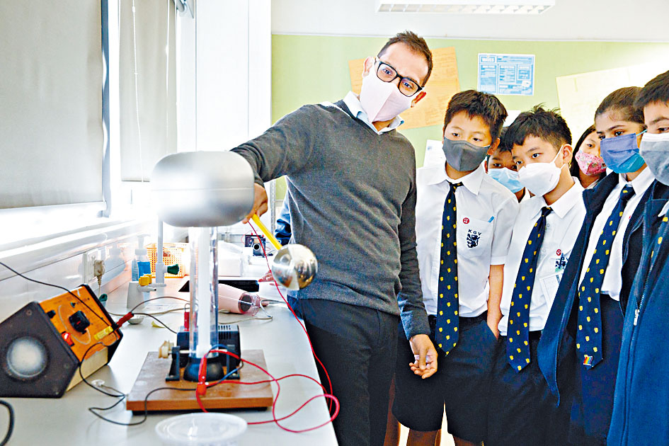 英基下学年拟加学费，平均加幅近百分之三；相当于中一的第七班因政府撤销资助，学费较现时增近两成。