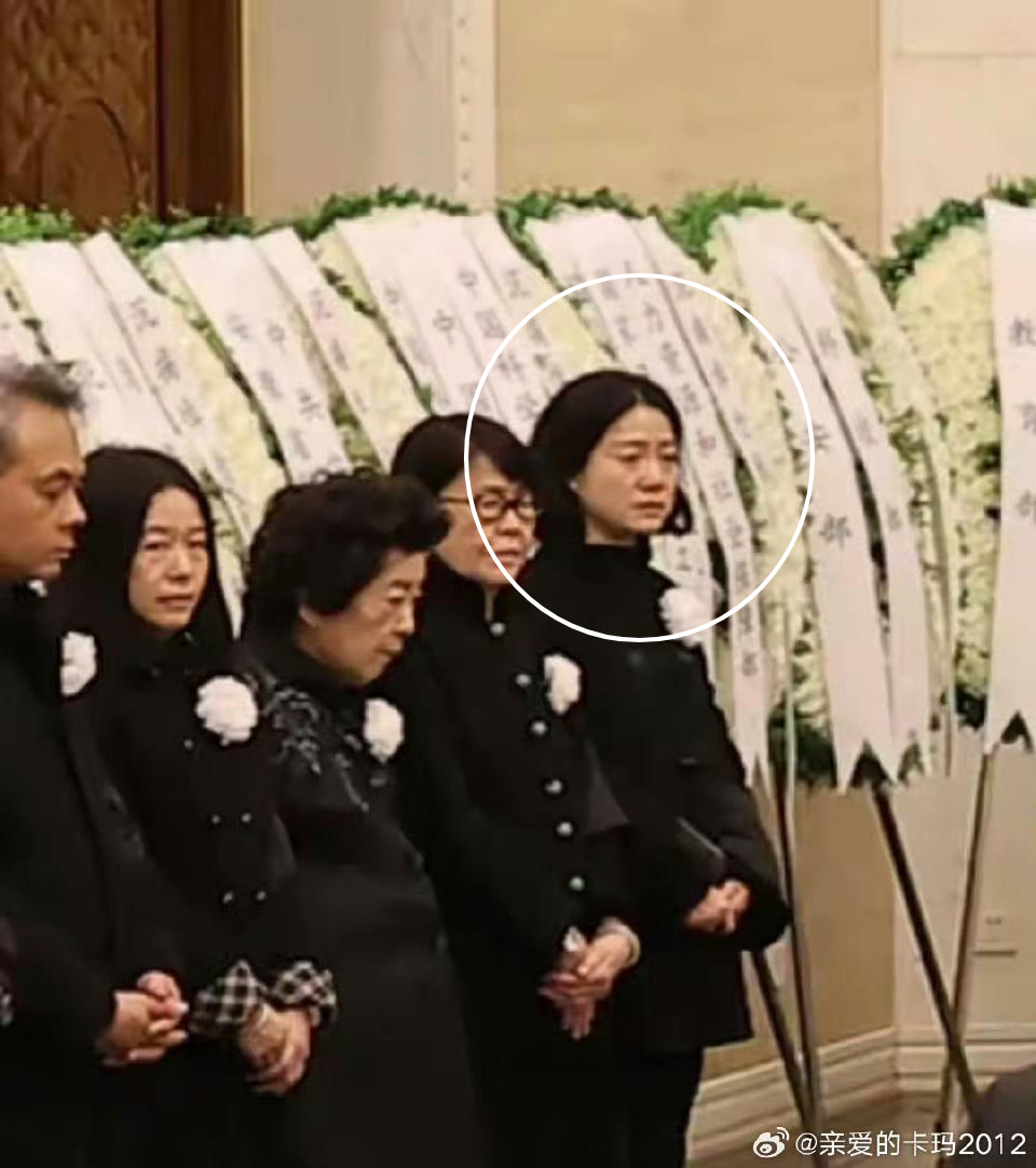 網傳疑似楊振寧遺孀翁帆(白圈)現身告別式。 網傳疑似楊振寧遺孀翁帆(白圈)現身告別式。
