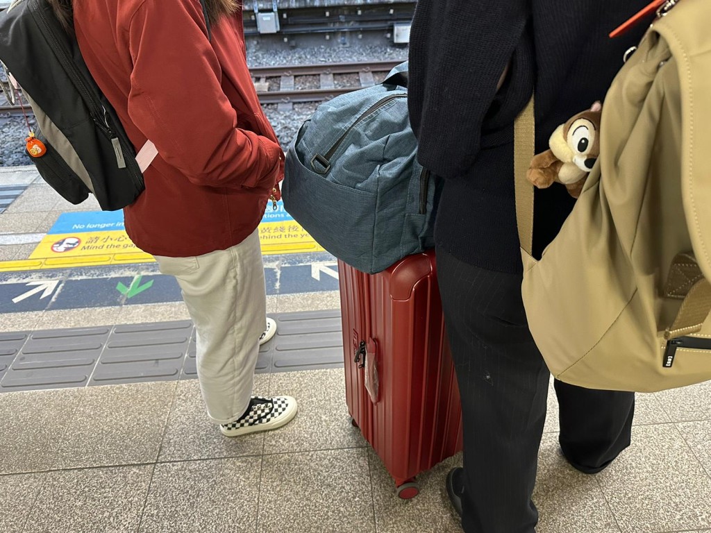 不少乘客帶着行李箱，相信是乘東鐵準備過關。（常彧璠攝）