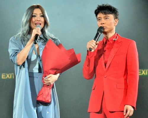 Sammi表示決定粉藍色變成支波子汽水。