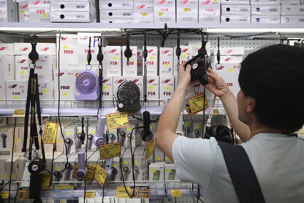 售賣風扇的店舖門庭若市。 售賣風扇的店舖門庭若市。