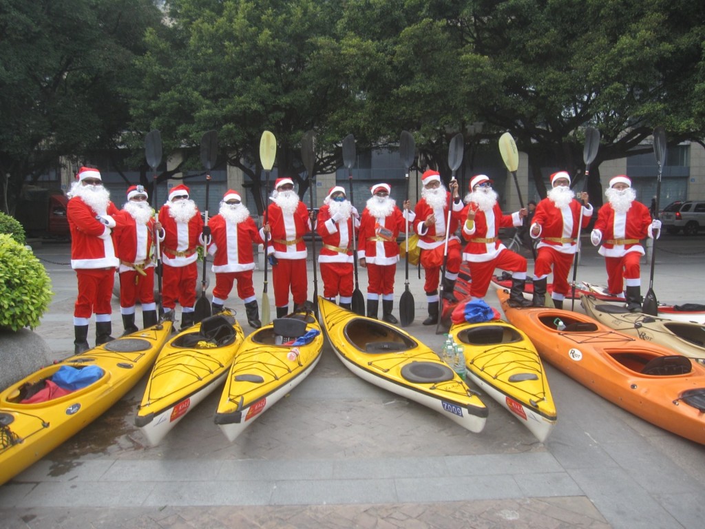 活動發起人Alex曾於2013年與廣州一班獨木舟同好在珠江舉辦聖誕老人划獨木舟活動。（受訪者提供圖片）