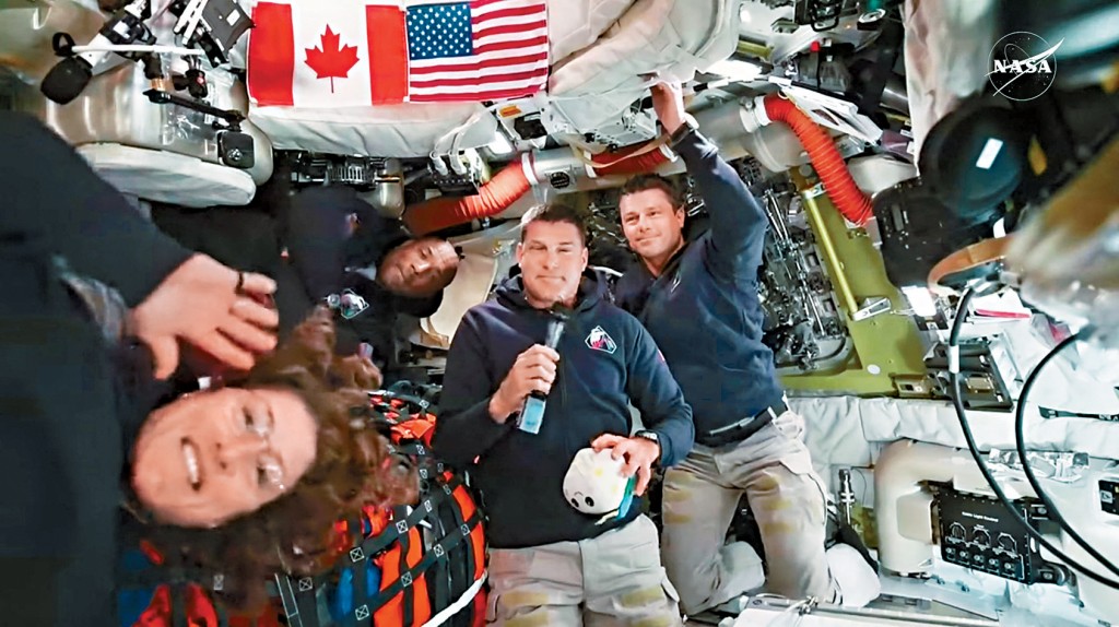 NASA直播3男一女太空人在「獵戶座」飛船裏的活動。  