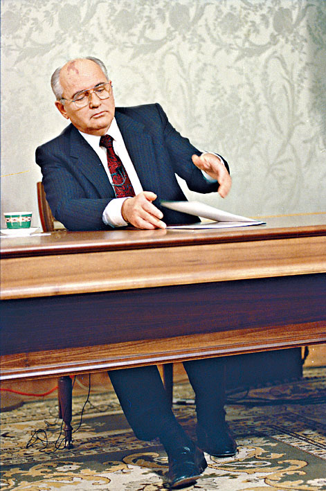 ■戈尔巴乔夫一九九一年十二月二十五日发表辞职讲话后，合上讲稿。