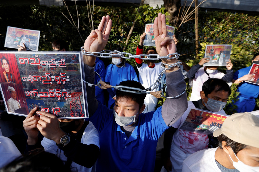居日緬甸人在政變2周年這天到東京的緬甸大使館外示威。 路透社