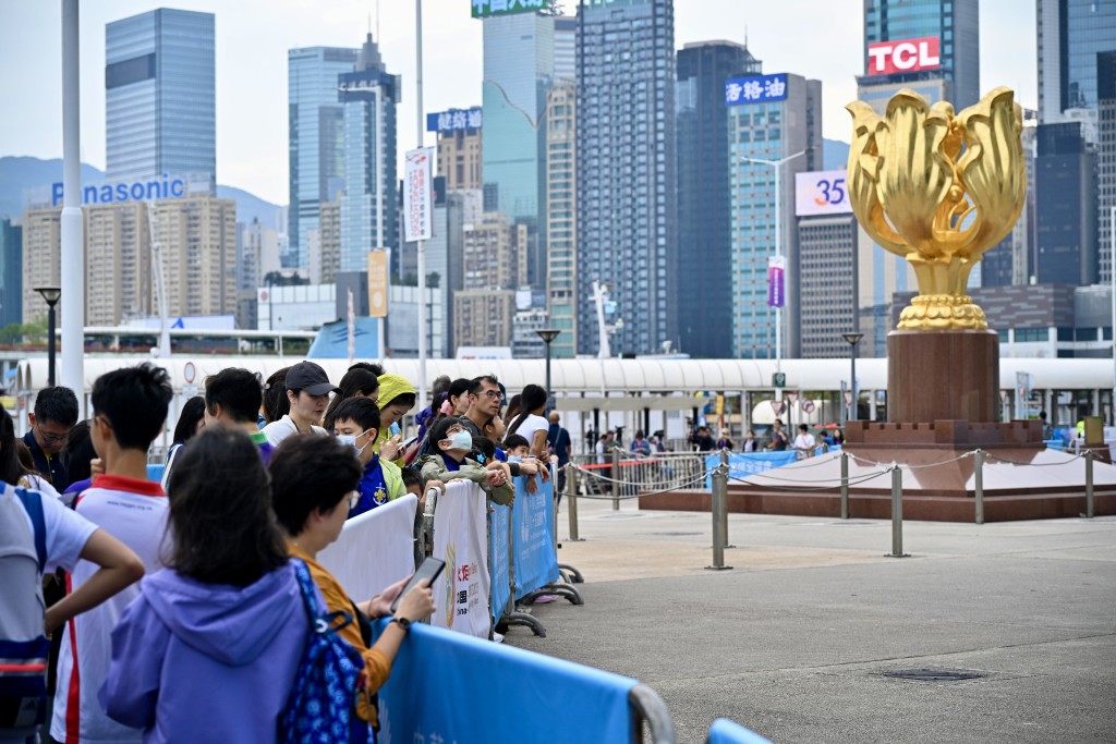 大批市民駐足,期待火炬手到來。 大批市民駐足,期待火炬手到來。
