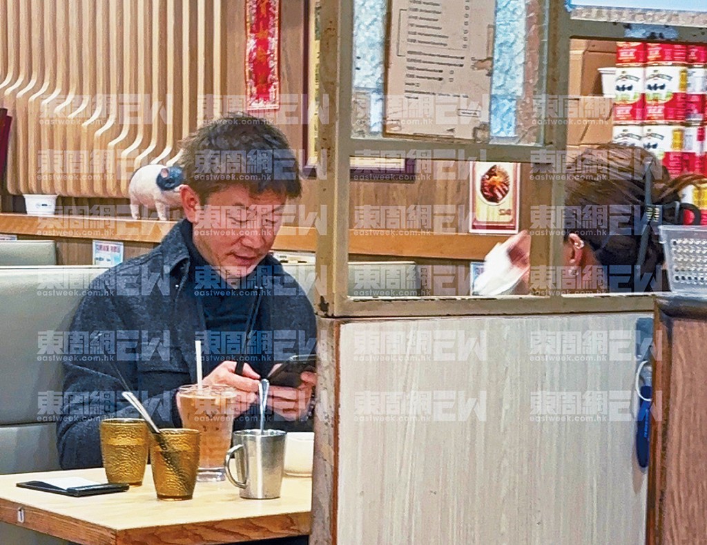 《东周刊》独家直击到康子妮同新欢甜蜜撑枱脚。