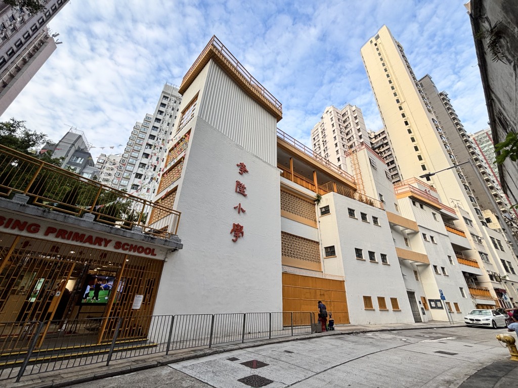 李陞小學亦被爆出，校方於去年9月，在未有發通告向家長交代下，容許學生以簡體字應考中文卷。