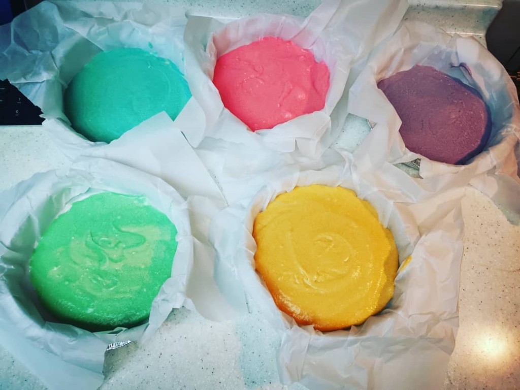 彩虹生日蛋糕製作中。陳茵媺ig