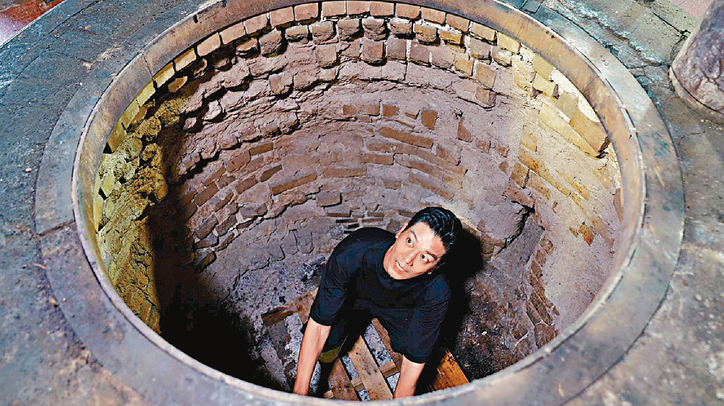 爬入火爐■黎諾懿到屯門燒豬工場，深入地窖介紹長達半世紀歷史的大火爐。