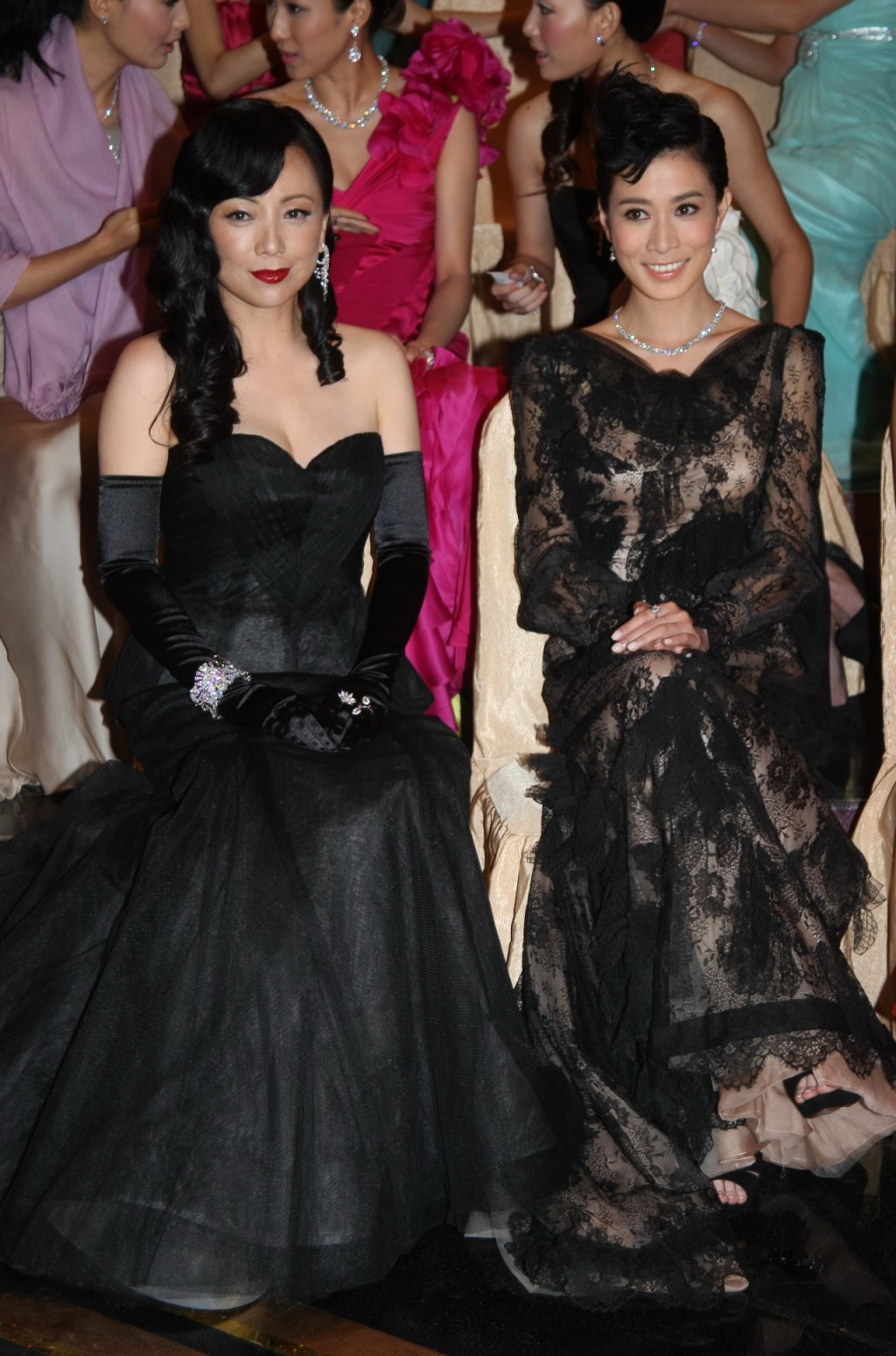 佘诗曼与邓萃雯过去不止一次在《万千星辉颁奖典礼》争奖。