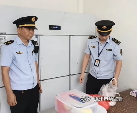 执法部门当场检获含毒肉丸及大批白色粉末。 广东清远连州市场监督管理局。