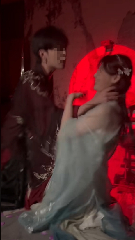 內媒揭劇本殺戀陪亂象,男主持人有扼頸動作。 內媒揭劇本殺戀陪亂象,男主持人有扼頸動作。